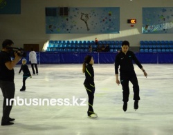 Whom skater Timur Tursynbaev trains in Kazakhstan