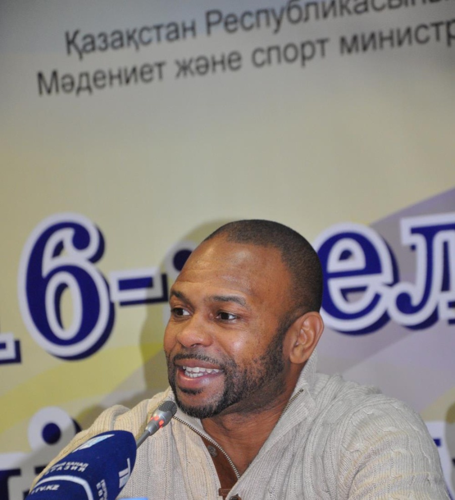 Кәсіпқойлар арасындағы бокс бойынша әлем чемпиондары Рой Джонспен және Олег Маскаевпен кездесу