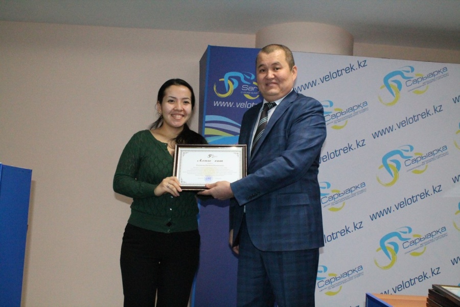 Басшылары кәсіпорындарды дамытуға қосқан үлестері үшін құрмет қызметкерлердің сертификатын құттықтап марапаттады