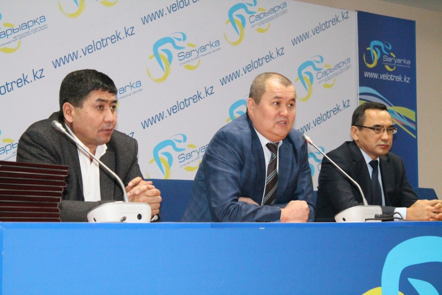 Басшылары кәсіпорындарды дамытуға қосқан үлестері үшін құрмет қызметкерлердің сертификатын құттықтап марапаттады