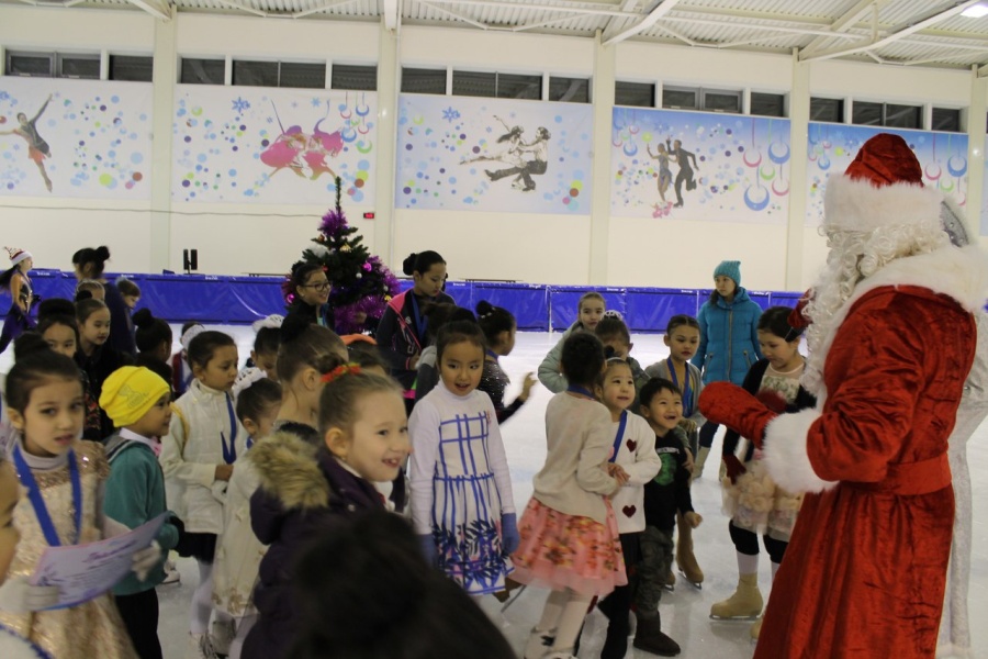 Мәнерлеп сырғанаудан жас спортшылардың демонстрациялық өнер көрсетулері