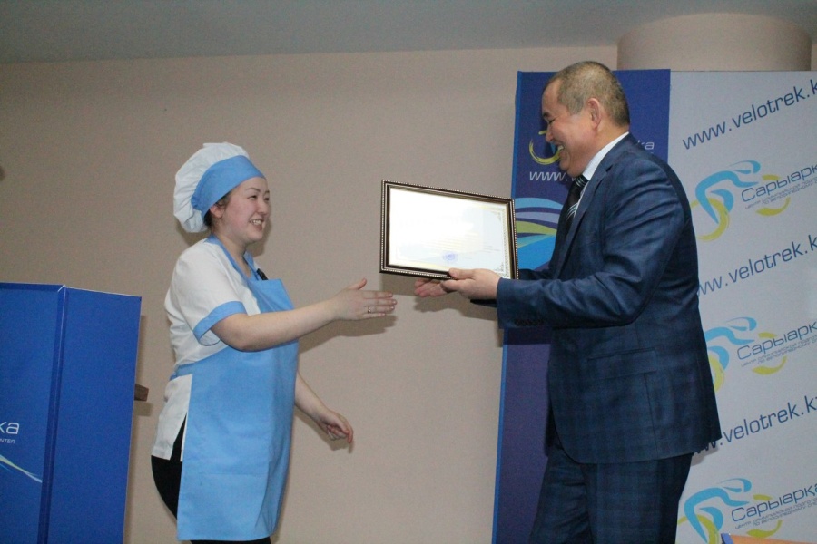 Басшылары кәсіпорындарды дамытуға қосқан үлестері үшін құрмет қызметкерлердің сертификатын құттықтап марапаттады
