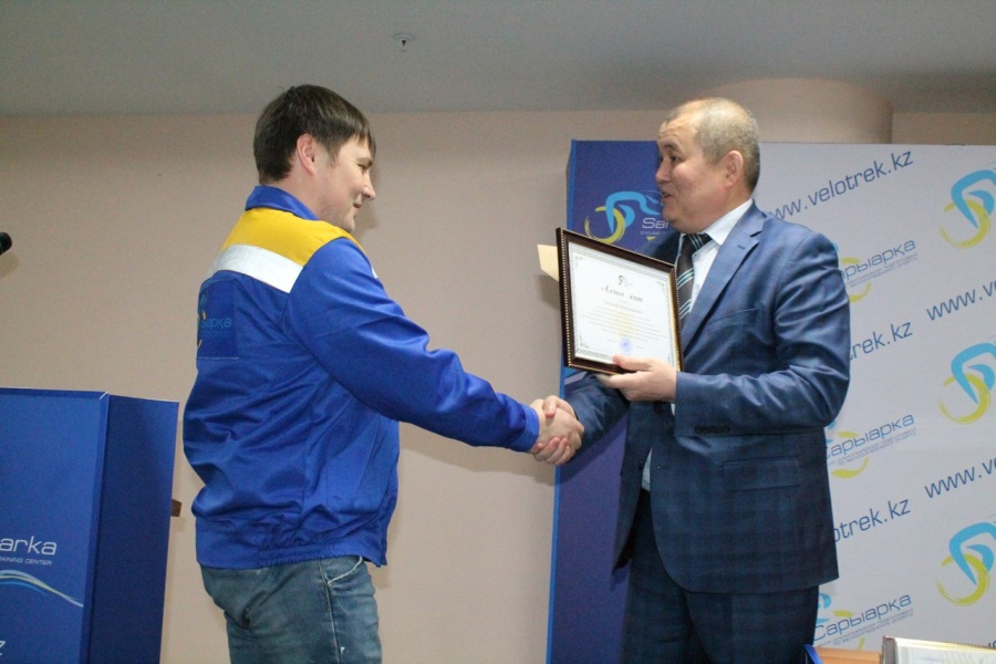 Басшылары кәсіпорындарды дамытуға қосқан үлестері үшін құрмет қызметкерлердің сертификатын құттықтап марапаттады