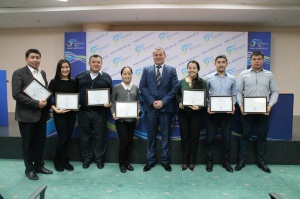 Leaders congratulated and awarded the certificate of honor employees for their contribution to the development of enterprises