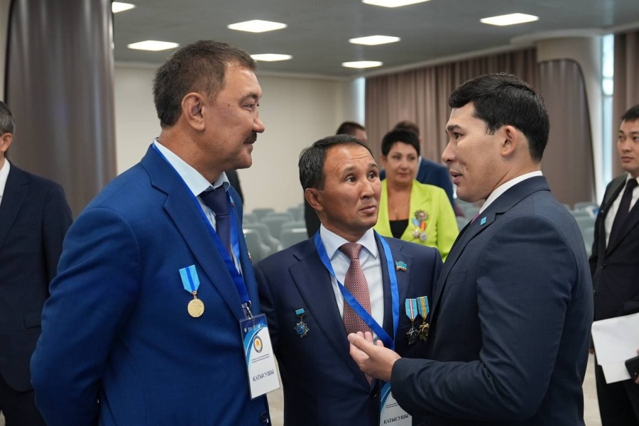  ЕРБОЛ МЫРЗАБОСЫНОВ КӘСІБИ МЕРЕКЕ ҚАРСАҢЫНДА СПОРТ АРДАГЕРЛЕРІМЕН КЕЗДЕСТІ