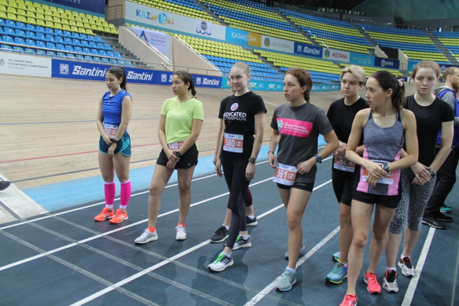 Триатлон чемпионатының  1-ші күнінде спортшылар жүзу мен  жүгіруден бақ сынасты