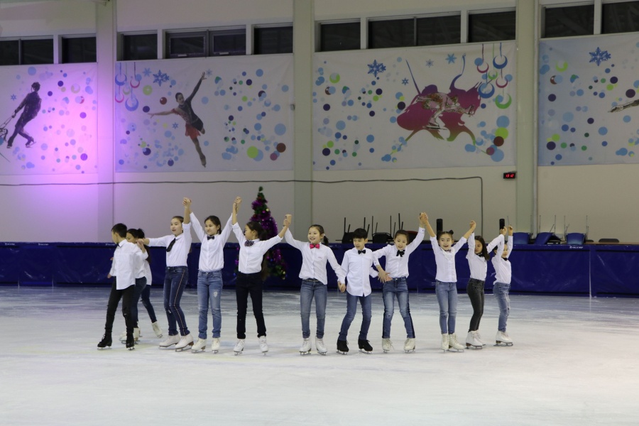 Жас мәнерлеп сырғанаушылардың жаңажылдық көрсетілім кеші