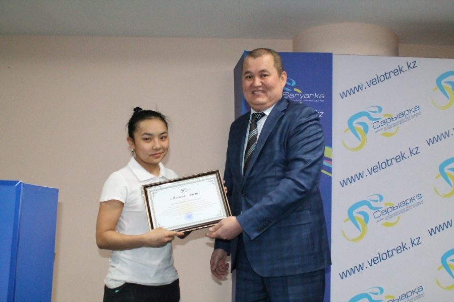 Басшылары кәсіпорындарды дамытуға қосқан үлестері үшін құрмет қызметкерлердің сертификатын құттықтап марапаттады