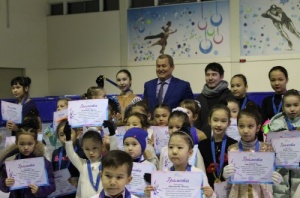 Demonstration performances of young figure skating athletes