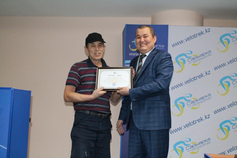 Басшылары кәсіпорындарды дамытуға қосқан үлестері үшін құрмет қызметкерлердің сертификатын құттықтап марапаттады