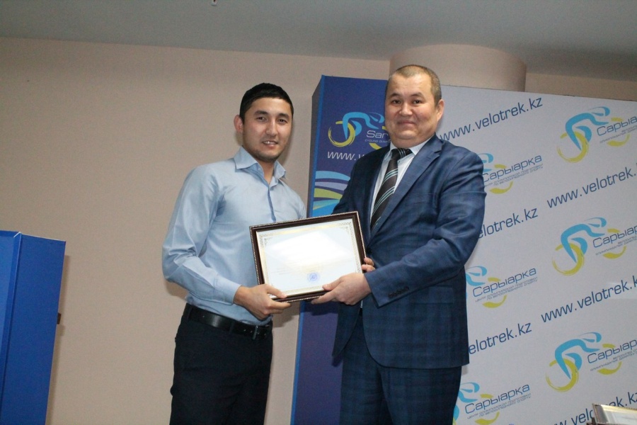 Басшылары кәсіпорындарды дамытуға қосқан үлестері үшін құрмет қызметкерлердің сертификатын құттықтап марапаттады