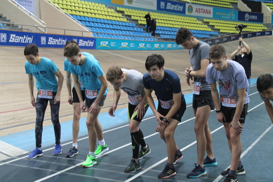 Триатлон чемпионатының  1-ші күнінде спортшылар жүзу мен  жүгіруден бақ сынасты
