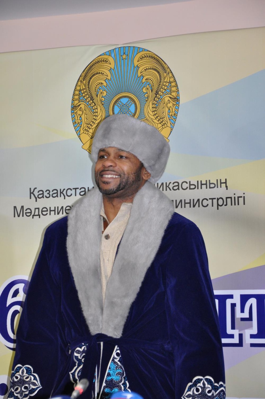 Кәсіпқойлар арасындағы бокс бойынша әлем чемпиондары Рой Джонспен және Олег Маскаевпен кездесу
