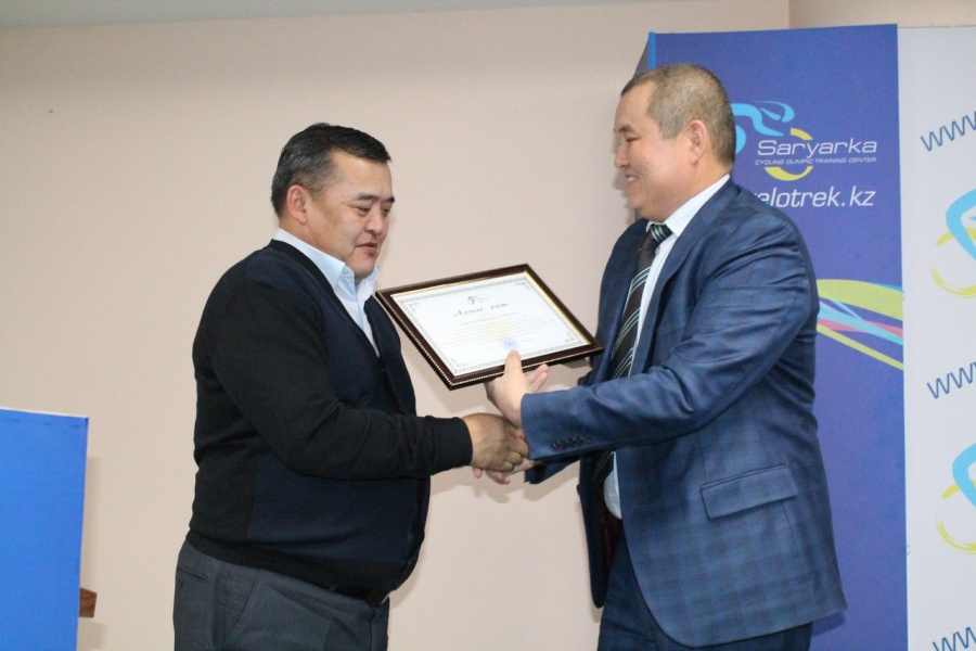 Басшылары кәсіпорындарды дамытуға қосқан үлестері үшін құрмет қызметкерлердің сертификатын құттықтап марапаттады