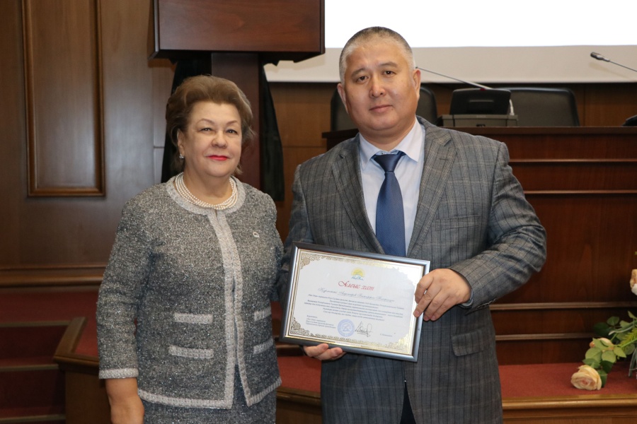 Орталық қызметкерлері Тұңғыш Президент күніне орай марапатқа ие болды